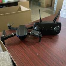 CASRRA 这款E99四轴折叠无人机配备双高清摄像头，拥有光流悬停功能，搭载大容量电池，操作简便。作为一款入门级遥控无人机，它是生日、圣诞节、感恩节和万圣节的绝佳礼物。配备1800mAh大容量电池。 - 彩色 - 查看 21