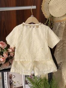 Bộ áo và quần short thêu họa tiết, tay áo cánh hoa, cài cúc đơn, có túi, dành cho bé gái. - Màu be - Xem 2