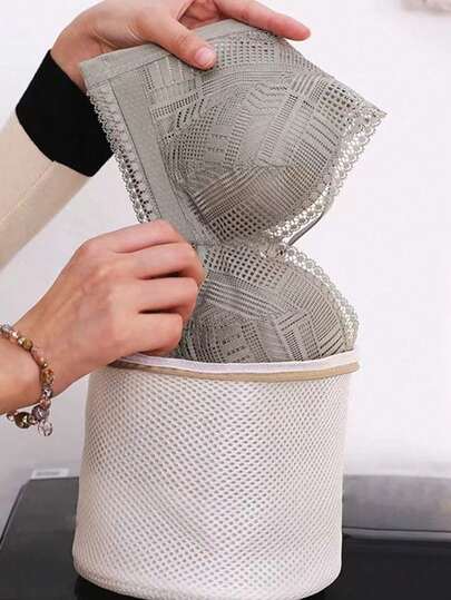 1个刺绣内衣洗衣袋，加厚双层网眼设计，适用于精致衣物，轻柔机洗，防变形，保护衣物，方便收纳整理，旅行居家两用，保持衣物整洁，防止勾丝和摩擦，日常衣橱必备，节省空间，透气网眼面料，隐蔽收纳，适合放入健身包或宿舍收纳。