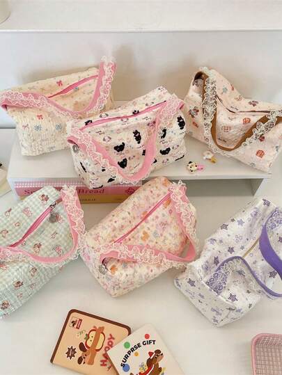 1 st. tecknad präglad spetsdekoration handhållen sminkväska multifunktionell förvaringsväska, telefonväska, söt tygväska, damhandväska, shoppingväska, pendlingsväska, sminkväska för resor, förvaringspåse med stor kapacitet, bärbar resväska, brudtärnepresenter, mammapresenter, födelsedagspresenter, presenter till vänner, lärarpresenter, alla hjärtans dag-presenter, julklappar, heminredning, rumsinredning, researtiklar, kryssningsartiklar, studenthemsartiklar, presenter till skolstarten