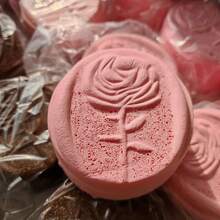 新款逼真巧克力玫瑰慢回弹软萌减压捏捏乐，桌面摆件，逼真玫瑰蜡封慢回弹减压捏捏乐，PU材质减压捏捏乐 - 彩色 - 查看 3