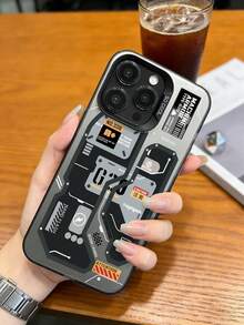 这款机械面板手机壳兼容 14/15 Pro Max，采用未来科技设计，黑灰工业电路图案，印有“ARMOR MACHINE”字样、警告标志以及 NAND 闪存和运动传感器等功能元件。透明硬壳提供全摄像头保护，兼容 、Redmi、OPPO 和 VIVO 等品牌手机。 - 彩色 - 查看 3