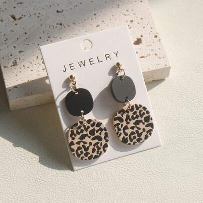 1对女士复古黑色和驼色豹纹几何方形吊坠耳环，优雅的粘土质感，适合日常、派对、约会、情人节等场合佩戴。