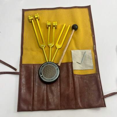 3 قطع مجموعة شوكة ضبط الصوت الذهبية، مع الملحقات وحقيبة جلدية، منتج من الألومنيوم، تصدر تردداتين مزدوجة عند الضرب، تساعد على تخفيف الضغط وتحسين التركيز، مثالية لتدريب اليوغا