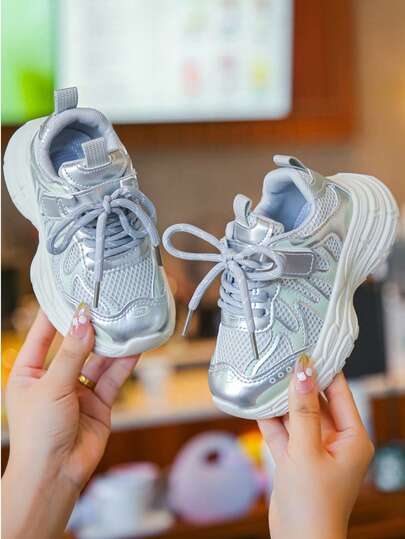 一双全新男女通用休闲运动鞋，采用时尚PU网布拼接设计，透气面料内衬，柔软轻便的鞋底，适合上学、户外跑步、度假旅行、徒步等多种场合。