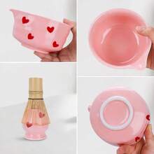 一套日式抹茶搅拌器套装，包含抹茶搅拌器、竹制抹茶搅拌器、带嘴抹茶碗、抹茶筛勺和抹茶茶具，有白色和粉色可选，适合作为礼物送给抹茶爱好者。 - 彩色 - 查看 11