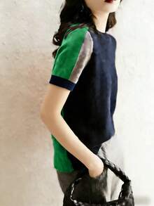 Suéter feminino de malha verde, moderno, com gola redonda e mangas curtas em contraste de cores. Ideal para o verão, com design casual e versátil, patchwork listrado em contraste de cores, acabamento canelado e detalhes em tela. Perfeito para férias na praia. - Retalhos verdes - Ver 4