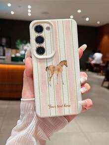 1个可定制水彩插画手机壳，粉白条纹搭配浅棕色小马图案，兼容 17 Pro Max/17 Air/16E/16 Pro Max/15/14 Plus/13/12/11、S24/20 Ultra/A52S/A31 A21S/A13/A05S，以及Redmi Note 13 Pro Plus/Note 10/Note 12C/Note 13C，采用TPU材质，2026马年新款设计，时尚个性，防摔，简约优雅，适合喜爱马元素或追求个性化手机配件的用户。 - 白色 - 查看 6