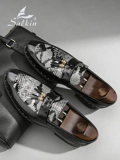 经典复古男士正装真皮一脚蹬乐福鞋，流苏装饰，优雅绅士风范，适合商务、通勤、社交场合。蛇纹印花，纯色设计，简约西装风格，柔软舒适。鱼鳞纹皮革鞋面，橡胶鞋底。适合中年人、年轻人、学生、毕业典礼、办公室、派对、婚礼、新郎、日常休闲穿着。男女皆宜，也是约会、宴会等场合的理想之选。尺码偏小，建议身材丰满的男士选购大一码。