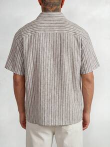 男士亚麻条纹衬衫，杏色和白色竖条纹短袖上衣，简约美学设计，时尚夏季度假必备单品。 - 彩色 - 查看 3