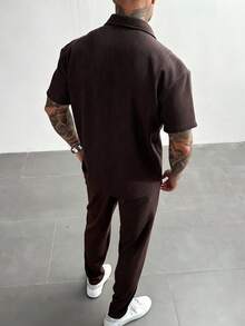 GloMan 男士两件套，采用棉混纺面料，触感舒适，略带弹性。包含一件纽扣短袖衬衫和一条抽绳长裤，适合休闲街头风、日常穿着、周末外出和社交场合。是送给朋友或丈夫的绝佳礼物，也是母亲节的理想之选。 - 巧克力棕 - 查看 6