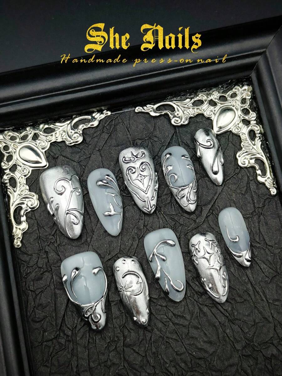 可能制作成混合美甲套装，10片可爱巴洛克Y2K朋克哥特铬金属西部法式中长杏仁形亚克力手工按压式美甲，金色美甲银色美甲，纯手工绘制金色波纹银色波纹珠子3D钻石，适合酷女孩或男孩，女士或男士，适合派对、日常或婚礼美甲装扮佩戴，附赠凝胶贴纸、指甲锉和美甲用品。 - 銀色 - 查看 1