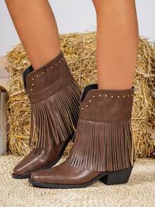 这款女士棕色西部牛仔靴，融合了欧美西部风格，采用传统刺绣工艺，方头低跟设计。靴底防滑耐磨，不易疲劳。适合在牧场文化、牛仔竞技派对以及日常节日的街头时尚场合穿着。 - 棕色 - 查看 2