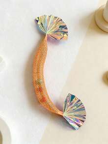 这是一款逗猫棒，是猫咪自娱自乐的宝藏玩具！它采用柔韧的网状材料制成，搭配清脆的纸片和活泼的铃铛，发出“嘘”的摇晃声和“叮咚”的叮当声，瞬间吸引猫咪的注意力，并刺激其狩猎本能。 - 彩色 - 查看 7