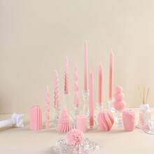 2支粉色长柄香氛蜡烛（不含烛台），直径0.78英寸，螺旋、扭曲和条纹设计，尖头造型。这些无烟大豆蜡烛非常适合装饰，适用于家居、卧室、节日、派对装饰和摄影道具。它们可以营造浪漫氛围，是婚礼装饰、结婚礼物、女士礼物和纪念品的理想之选。 - 彩色 - 查看 5