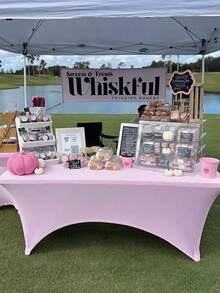 1件长方形涤纶桌布，可覆盖整个桌面，抗皱，可水洗，弹性好且贴合桌面，适用于室内、室外、露台、野餐、露营、派对、婚礼、宴会等场合。