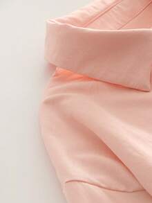 极简翻领长袖宽松女式衬衫外套，采用衬衫领和不对称下摆设计