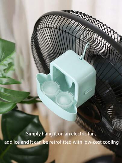 一套粉色/蓝色便携式风扇冷却盒（含4个冰袋），专为制冷而设计，适用于落地扇和桌面扇。这款套装通过在风扇中添加冰块来增强夏季降温效果，无需用电即可快速冷却和补充冰块，是居家/办公必备品。适合作为妇女节礼物、旅行必备品、婚礼回礼、Y2K风格、卧室用品、女性汽车配件、厨房装饰等。可爱小物