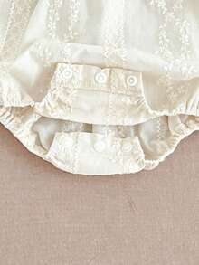 女婴蕾丝领长袖公主连体衣