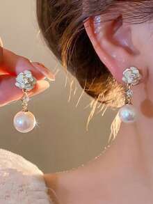 一对山茶花珍珠花卉设计简约优雅百搭耳环 - 白色 - 查看 1