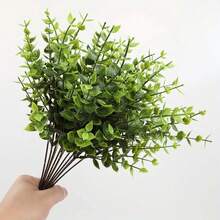 12株抗紫外线塑料人造桉树灌木，逼真绿色仿真植物，绿叶繁茂，经久耐用，适用于室内/室外装饰、婚礼和花园装饰、父亲节、母亲节、情人节、六月节、毕业典礼、乔迁之喜等场合。 - 綠色 - 查看 6