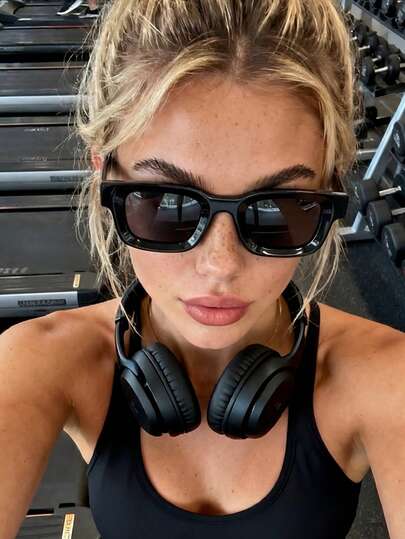 一副男女通用复古方形太阳镜，经典时尚眼镜，适合户外运动、骑行、旅行、海滩、驾驶、钓鱼、夏季等场合。