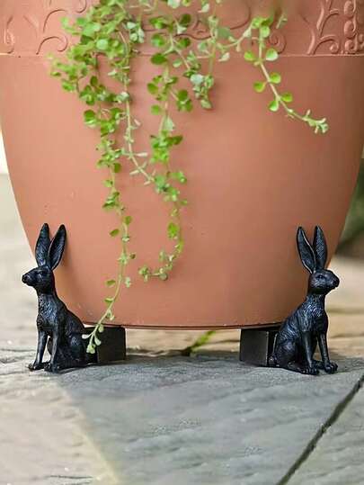 3件套人气可爱兔子树脂盆垫，造型精致，兔子造型萌趣十足。黑色外观时尚独特，兼具实用性和装饰性。可放置于盆栽底部。