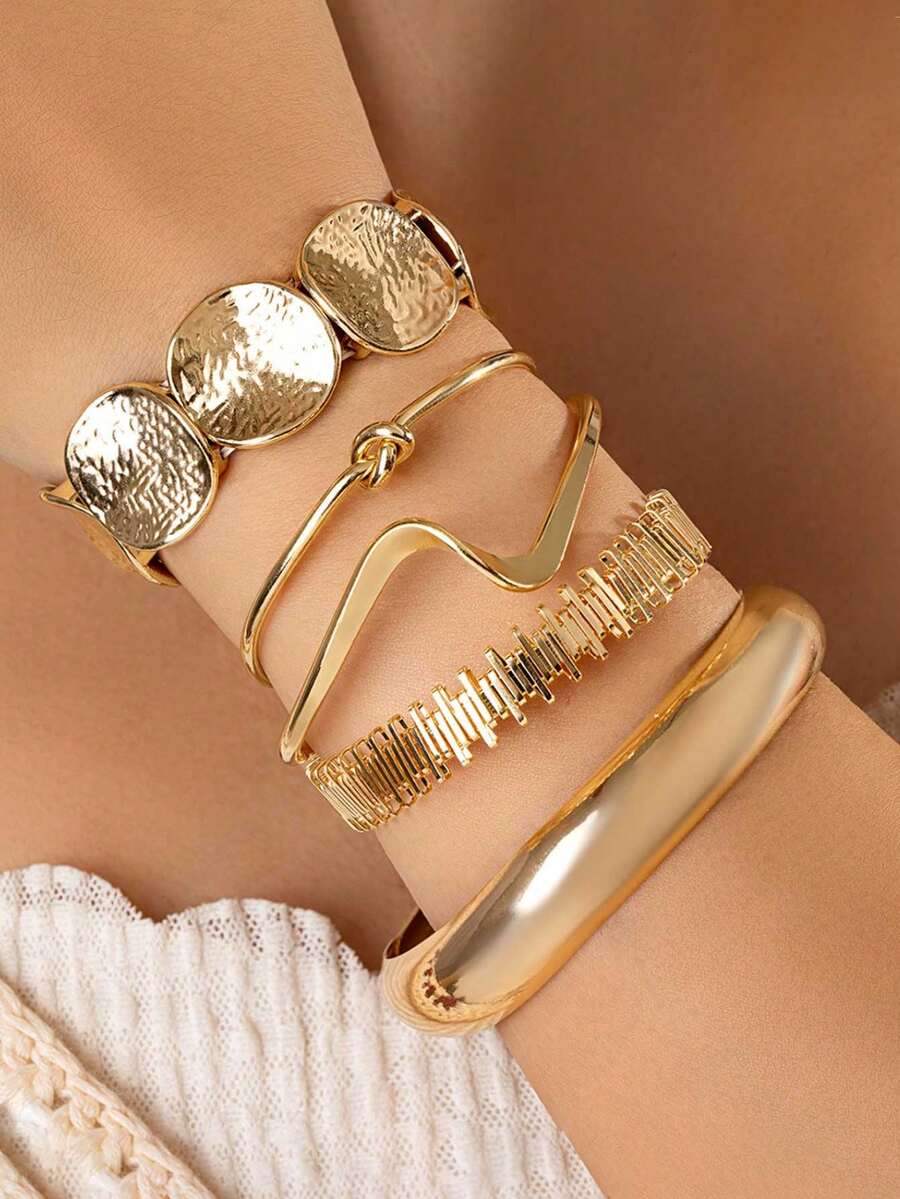 Bộ 5 chiếc vòng tay kim loại bản rộng, kiểu dáng hình học sang trọng, cổ điển, thích hợp để đeo hàng ngày và làm quà tặng.