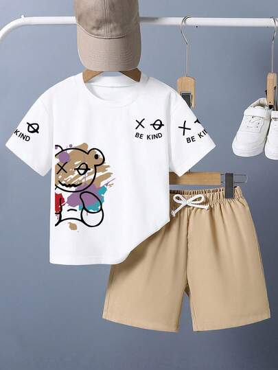 Bộ áo thun ngắn tay và quần short in hình hoạt hình dành cho bé trai.
