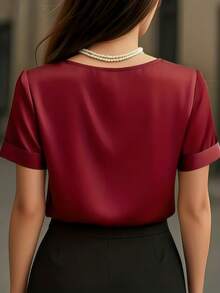 Camisa casual de mujer de manga corta de satén blanco elegante, blusa versátil y elegante para ir al trabajo. Blusa de cuello en V de unicolor de satén elegante, adecuada para todas las estaciones, lavable a máquina, no transparente, tela suave y transpirable. Textura de satén refinada, cintura con lazo de unicolor para la oficina y el uso diario en verano - Burdeos - Ver 2
