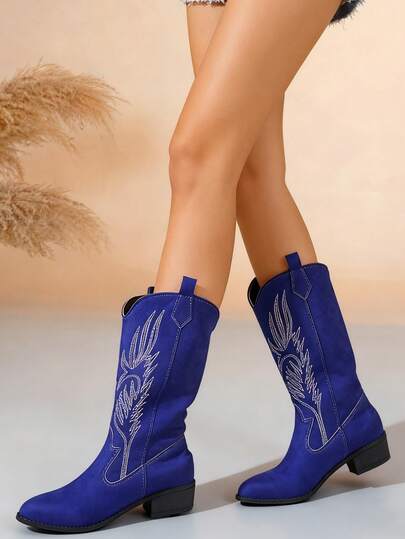 1. Botas occidentales de punta fina con bordado vintage americano de ante para mujer\n2. Botas altas de tela azul marino con estilo para mujer\n3. Botas de montar de tacón grueso para mujer\n4. Botas Chelsea de estilo punk de moda para mujer