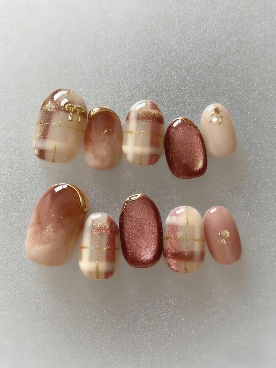 10片手工制作的按压式美甲贴片，短椭圆形，红色，复古柔和风格，裸色渐变搭配灰色玫瑰闪粉，手绘格子图案，3D金色蝴蝶结，可爱简约的按压式美甲贴片，适合女性和女孩，春、夏、秋、冬皆宜，派对和日常美甲用品。 - 彩色 - 查看 1