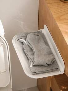 1 chiếc kệ treo bằng nhựa gấp gọn, thích hợp để đựng khăn tắm và quần áo trong phòng tắm tại nhà, cũng có thể dùng để trang trí phòng khách và văn phòng. Kệ để đồ cạnh giường, bảng gấp gắn tường, kệ đựng đồ trong phòng tắm và nhà vệ sinh, không cần khoan, thiết kế hai tầng có thể đựng điện thoại và các vật dụng nhỏ. - Nhiều màu - Xem 7