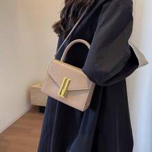 Bolsa de ombro bege elegante com alça ajustável. Design coreano confortável, ideal para passeios, encontros e viagens. Dimensões: 20 x 15 x 8 cm. - Damasco - Ver 2