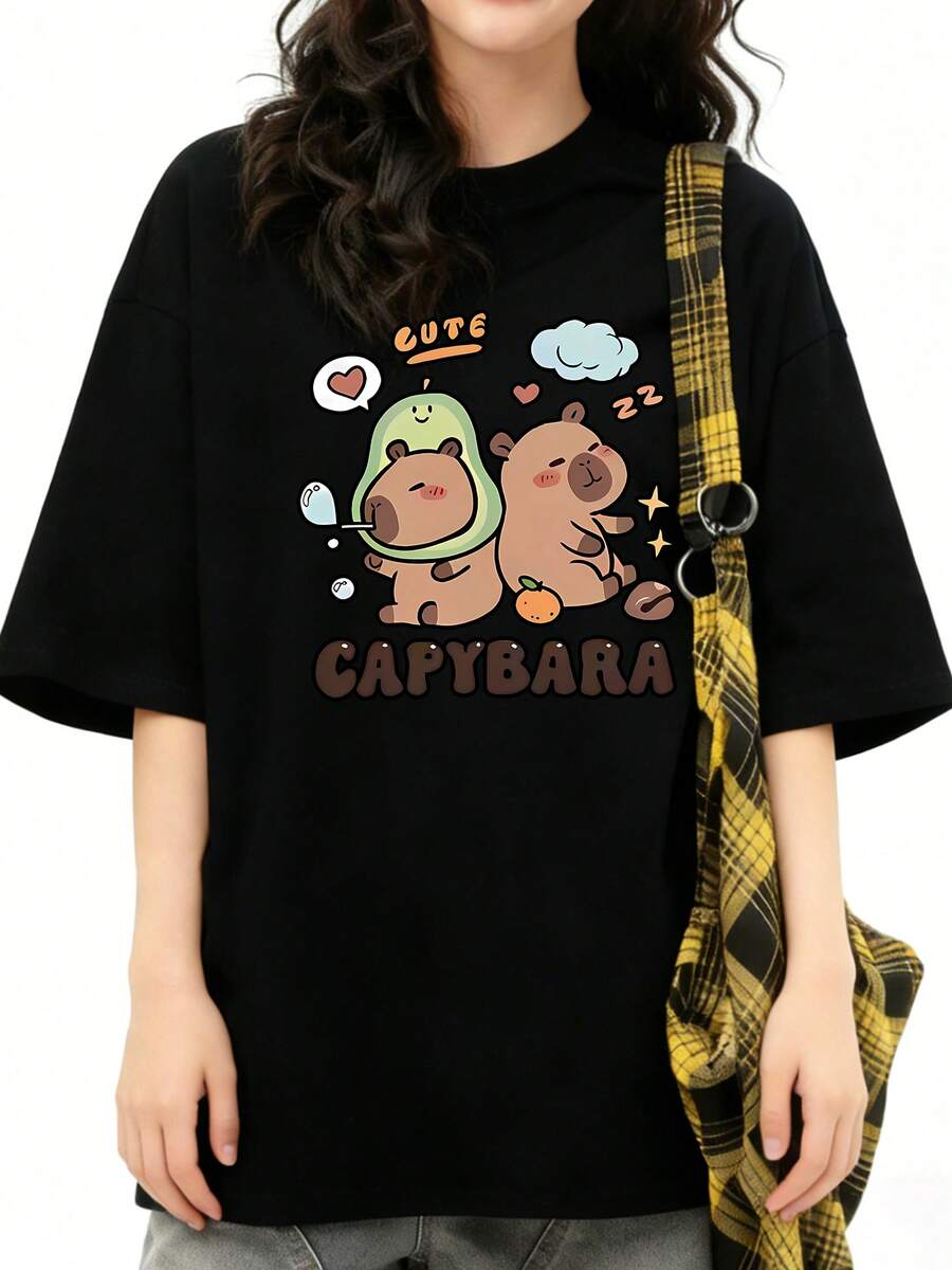 Camiseta Estilo Dulce y Divertido | Diseño 2 Carpinchos Cartoon + Frases "CUTE" y "CAPYBARA" | Decorado con Corazones, Nubes y Estrellas | Tonos Beige y Verde Suaves con Fondo Negro | Moda Juvenil Femenina México | Cartoon Cute Divertido Trendy | Ideal para Adolescentes en Salidas Cotidianas | Comodidad Máxima + Estética Encantadora - Negro - Ver 1