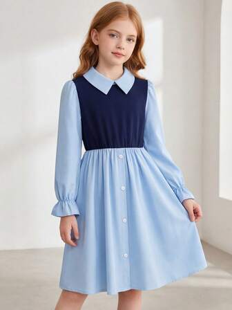可爱女童蓝色连衣裙，撞色领口和肩部拼接，纽扣前襟，荷叶边袖口，适合上学和外出穿着。