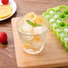 1 khay làm đá hình tổ ong bằng silicon có nắp đậy, chất liệu chống dính cao cấp, dung tích lớn, thích hợp để làm đá viên tại nhà, pha chế đồ uống lạnh, đồ uống mùa hè, chuẩn bị đá cho các bữa tiệc và bảo quản lạnh hàng ngày. - Nhiều màu - Xem 9