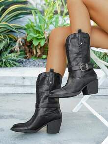 这款女士西部牛仔靴风靡欧美，采用全新西部风格设计，配有金属搭扣和尖头粗跟。靴底防滑耐磨，不易疲劳。适合日常穿着、参加节日庆典、牧场文化牛仔派对以及街头时尚活动。 - 棕色 - 查看 2