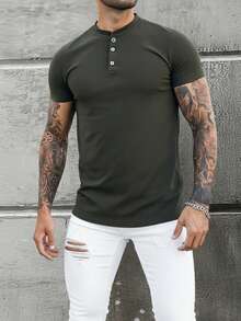 Playera Henley para Hombre de Estilo Casual y Urbano con Diseño de Botones Frontales, Corte Slim Fit que Resalta la Figura Masculina, Ideal para Looks Modernos, Juveniles y Versátiles, Perfecta para Combinar con Jeans, Joggers o Pantalones Casual, Prenda Básica e Imprescindible para el Día a Día, Estilo Minimalista y Atemporal para Primavera, Verano, Otoño e Invierno, Apta para Oficina, Citas, Salidas con Amigos, Vacaciones o Uso Diario, Streetwear y Estilo Relajado para Hombres que Buscan Comodidad sin Perder Estilo, Moda Masculina Actualizada para Toda Ocasión  Liso  Casual-Básico  Algodón    Playera Henley      Primavera - Verano - Negro - Ver 4