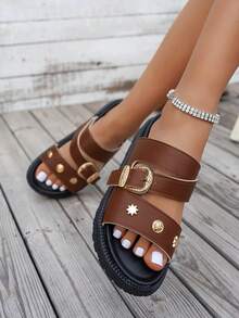 新款时尚金属扣装饰坡跟凉鞋，舒适防滑，百搭易清洁，适合海滩和日常穿着 - 棕色 - 查看 2