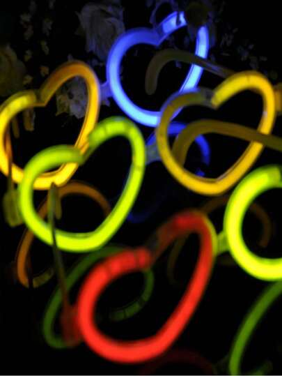 10 יחידות 20 יחידות 30 יחידות בצורת לב נוזלי זוהר משקפיים ניאון משקפיים זוהר מוט משקפיים למבוגרים בתפזורת זוהר ריקוד חתונה יום הולדת ציוד למסיבת חגים מתאים לכל החגים, חיי היומיום ללבוש משקפי מסיבה ואביזרי מסיבה משקפי מסיבה