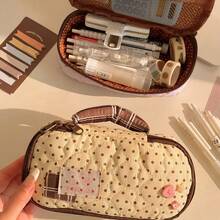1 Piece Women's Cream & Chocolate Brown Polka Dot Quilted Canvas Pencil Pouch With Contrast Stitching, Patchwork "I Love" Label & Plush Heart Accents, Vintage Cozy Style Large-Capacity Stationery Organizer With Carry Handle, Perfect For Storing Pens, Highlighters, Cosmetics & Small Daily Essentials, Ideal For School, Office, Creative Workspaces & Casual Commutes, Combining Cute Aesthetic With Practical Functionality To Keep Your Essentials Neatly Organized. - 1個 - 查看 5