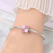 1颗镀银小幸福扁平珠，完美情侣珠，爱情探戈珠，快乐小袋鼠珠，夜光玫瑰安全扣，夜光玫瑰吊坠，月光玫瑰夜光吊坠，手持夜光珠，甜熊夜光珠，爱心立方体夜光珠。非常适合制作原创蛇形手链、项链、串珠、DIY珠宝，以及作为送给闺蜜的奢华礼物。 - 彩色 - 查看 11