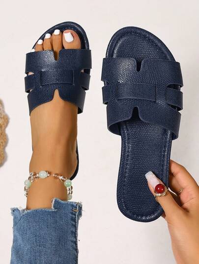 Chinelo Feminino Casual De Pu Com Estampa De Lichia, Tiras Cruzadas E Textura Trançada. Ideal Para Primavera/Verão, Com Estampa Azul Marinho E Lichia. Perfeito Para O Dia Dos Namorados. Sandália Elegante Para Praia, Férias, Uso Diário, Compras E Atividades Ao Ar Livre. Versátil E Ideal Para O Verão.