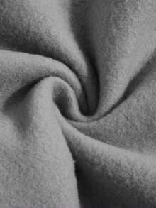 情侣两件套运动服：厚实保暖的法兰绒面料，饰有心形图案，柔软舒适，是理想的情人节礼物，适合浪漫的冬春季节穿着。套装包含：男女皆宜的基础款长袖卫衣，宽松版型，适合休闲外出，运动风格；纯棉运动裤套装；落肩宽松卫衣，时尚图案设计。 - 灰色 - 查看 7