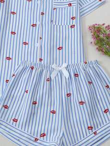 [Dreamery] Conjunto de pijama de pantalón corto y manga corta con estampado de labios rojos a rayas y textura arrugada para mujer - Azul - Ver 6