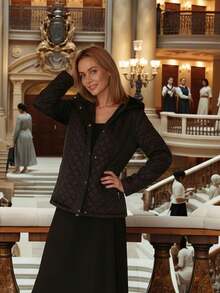 女士黑色菱形图案连帽羽绒服，腰部系带，适合秋冬季节穿着 - 修身剪裁，保暖时尚，百搭外套 - 黑色 - 查看 1