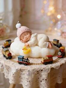 可爱睡娃云朵硅胶模具：造型温馨，展现了一个舒适熟睡的宝宝躺在点点云朵上，怀里抱着一只小鸭子。柔软逼真的质感散发着童趣和温暖。易于脱模，可重复使用。 - 白色 - 查看 4