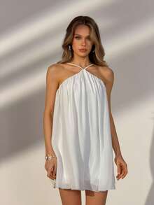 白色无袖露背连体裤，交叉绑带领口，胸前褶裥，后背细绑带系带，A字迷你裙摆——优雅性感简约风格，是约会之夜、城市漫步、休闲聚会、海滩度假和夏季派对的理想之选。 - 白色 - 查看 5