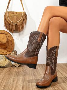这款女士棕色西部牛仔靴，融合了欧美西部风格，采用传统刺绣工艺，方头低跟设计。靴底防滑耐磨，不易疲劳。适合日常穿着，展现牧场文化、派对氛围，以及街头时尚。 - 棕色 - 查看 6